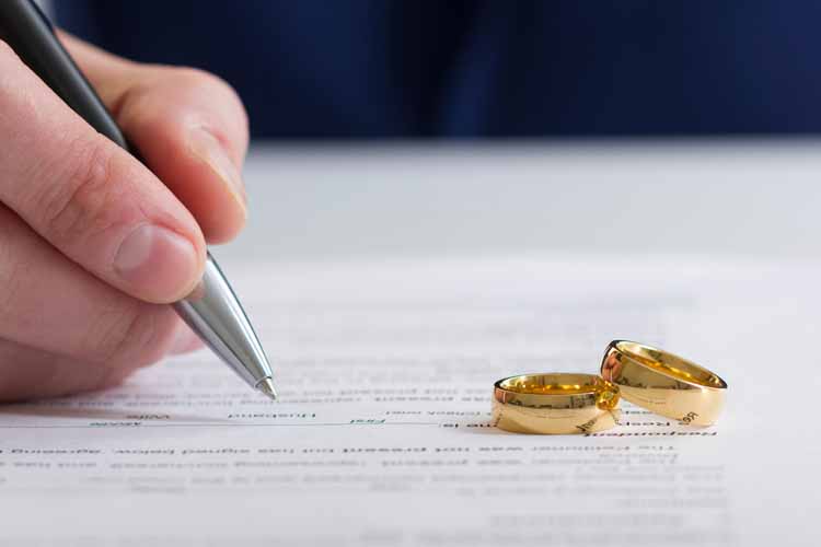 Quels sont les éléments clés à préparer pour une première consultation avec un avocat Rouen